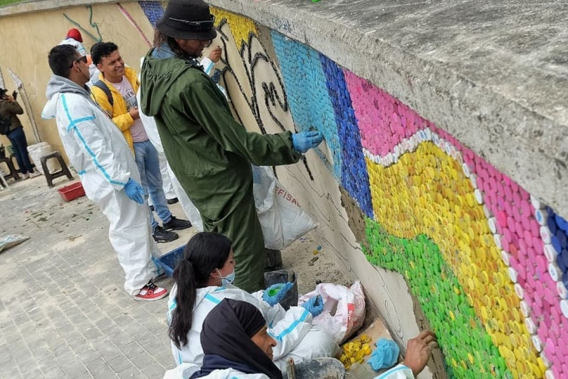 Bicentenario luce mural de tapas plásticas hecho por exhabitantes de calle