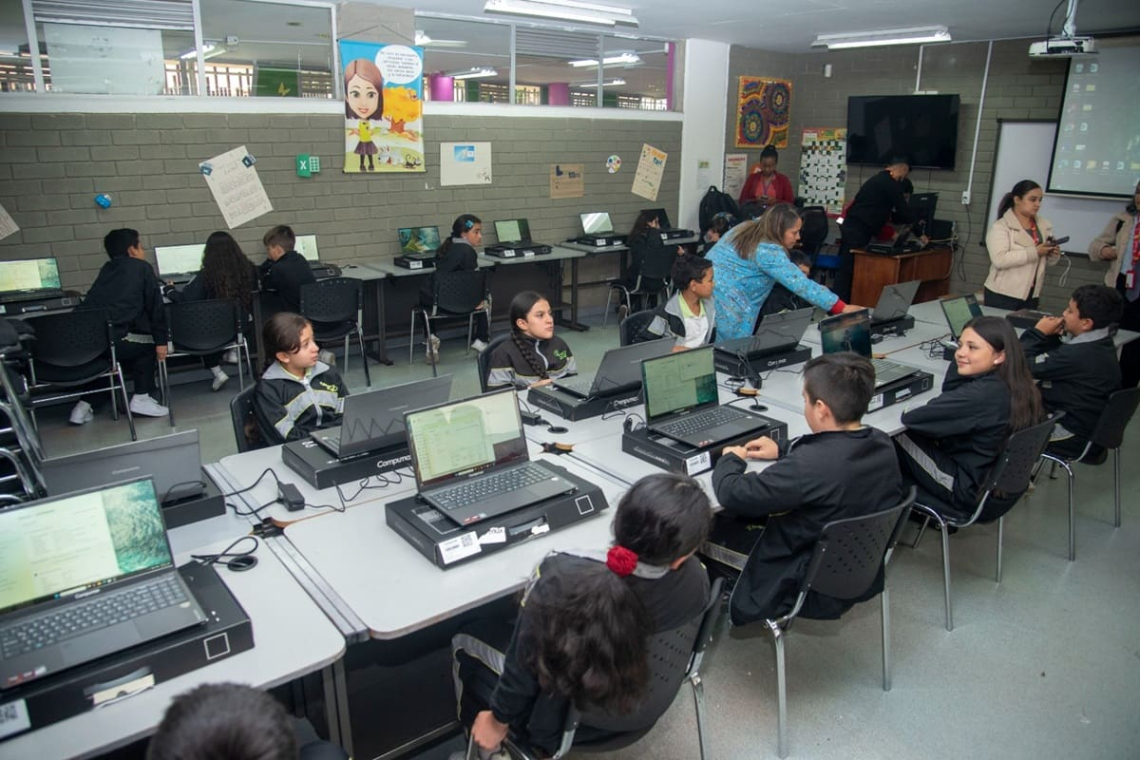 Colegios de Engativá reciben dotación tecnológica