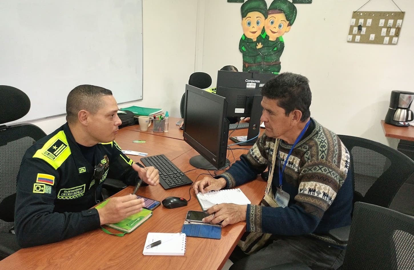 El periodista ciudadano Agustín Fagua entrevista al Subintendente Didier Bonilla, de la Oficina de Gestión Comunitaria de la estación 10 de Engativá, sobre el tema de los Frentes de Seguridad. Foto: Roberto Quiroga B. – noticiasmayores.com